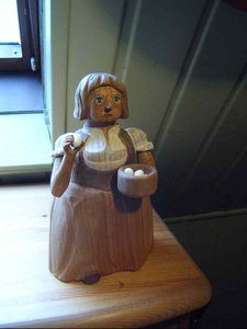 Eierfrau aus Zedernholz ( sehr hart )