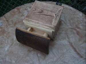 das Buch , liegend mit offenen Schub