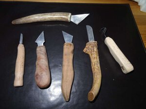 ... verschiedene Messer im Eigenbau,<br />klein/schmal und auch breit und schräg