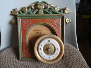 die Uhr , die aus dem Rahmen fällt !